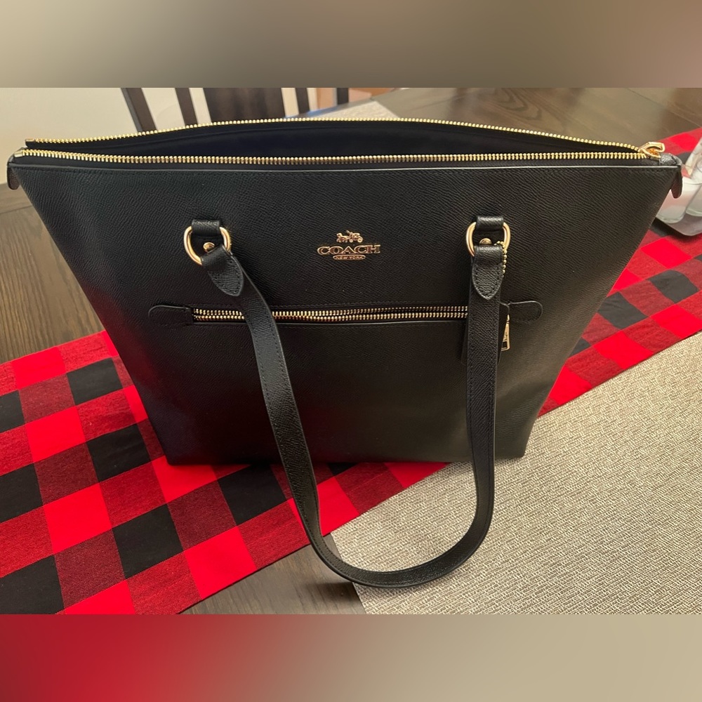 Coach Black purse/bag, zipper to close